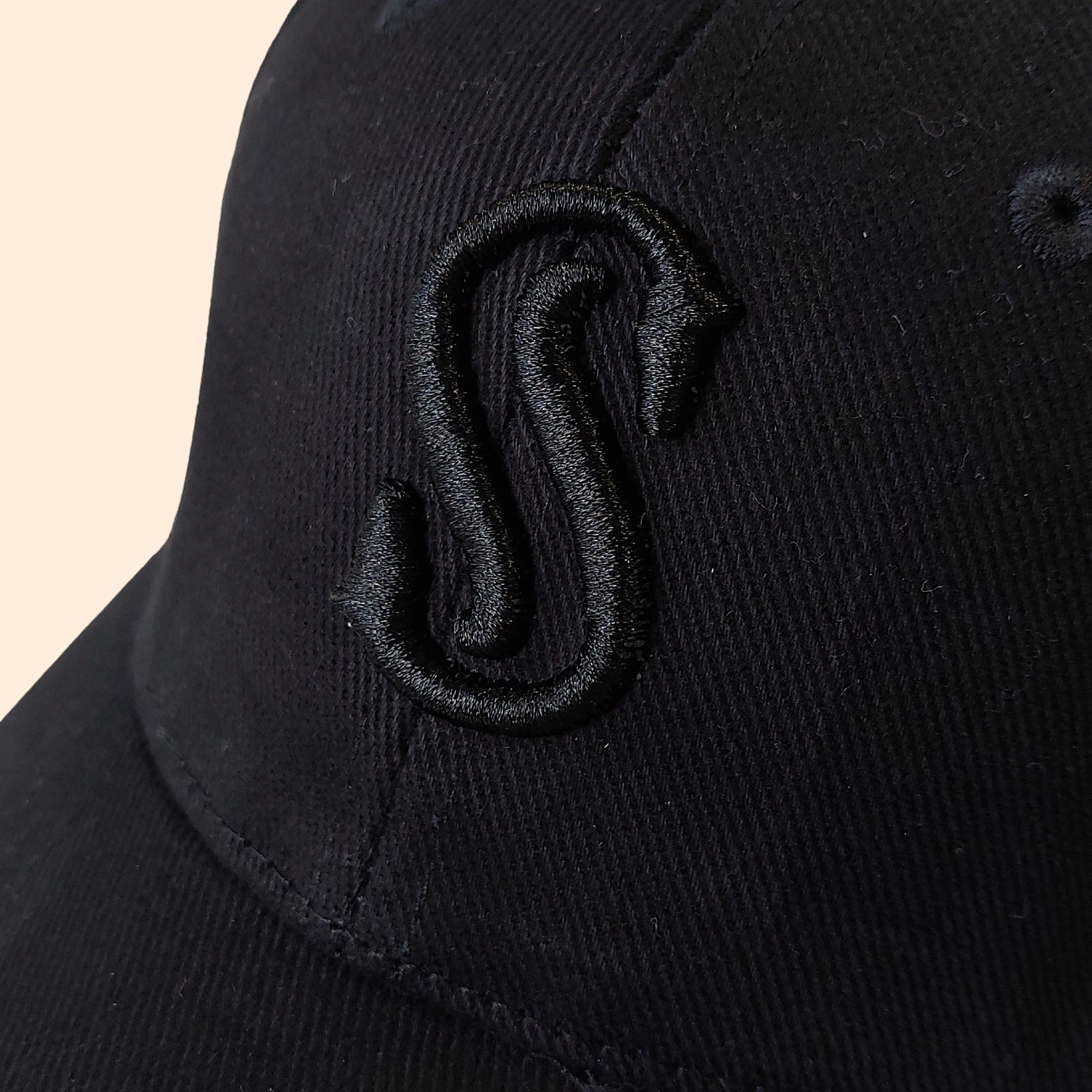 Casquette noire avec logo 